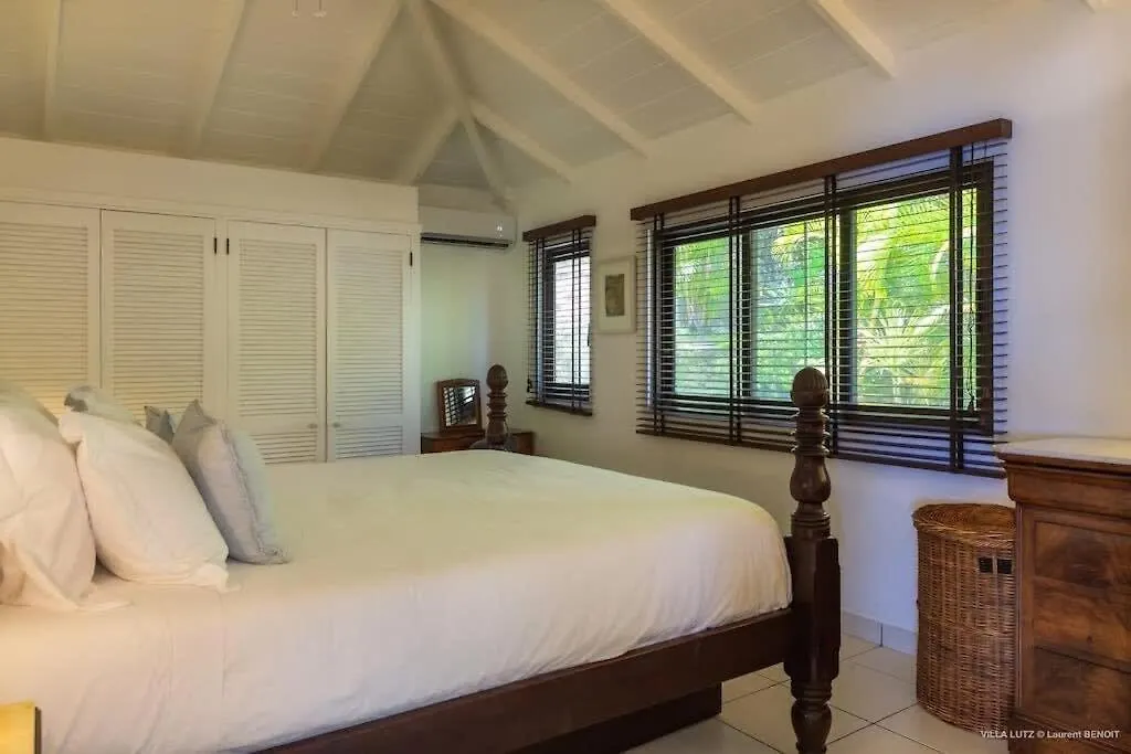 Fresh Summer Villa with Superb View of the Hills Quartier de Lorient