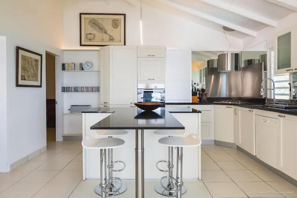 Fresh Summer Villa with Superb View of the Hills Quartier de Lorient