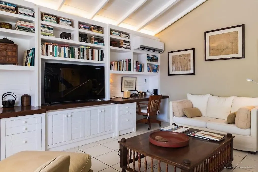 Fresh Summer Villa with Superb View of the Hills Quartier de Lorient