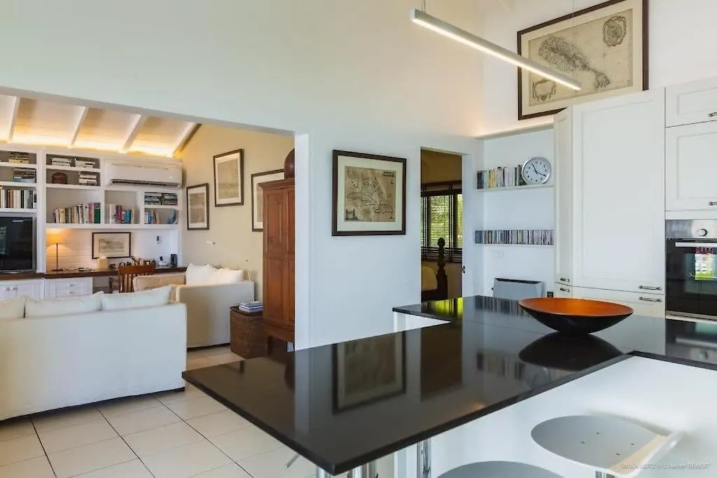 Fresh Summer Villa with Superb View of the Hills Quartier de Lorient