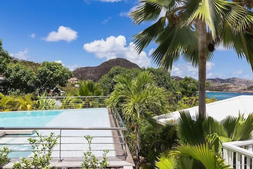 Fresh Summer Villa with Superb View of the Hills Quartier de Lorient