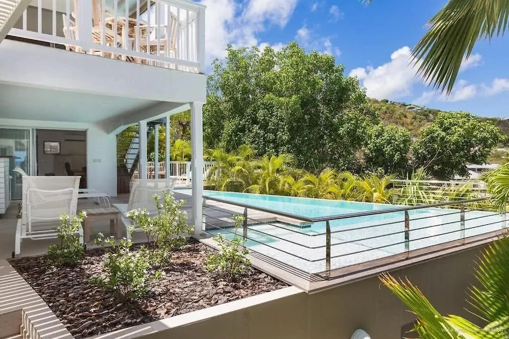 Fresh Summer Villa with Superb View of the Hills Quartier de Lorient