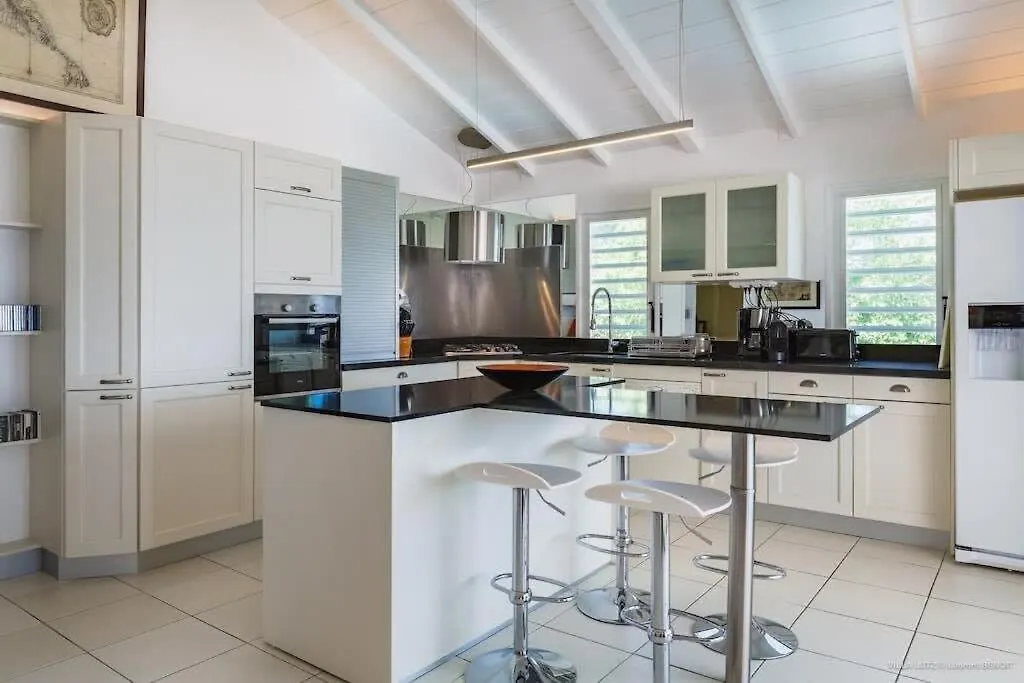 Fresh Summer Villa with Superb View of the Hills Quartier de Lorient
