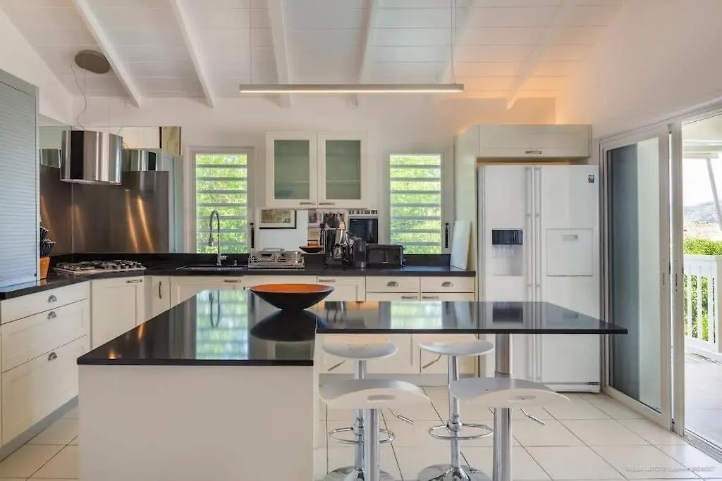 Fresh Summer Villa with Superb View of the Hills Quartier de Lorient
