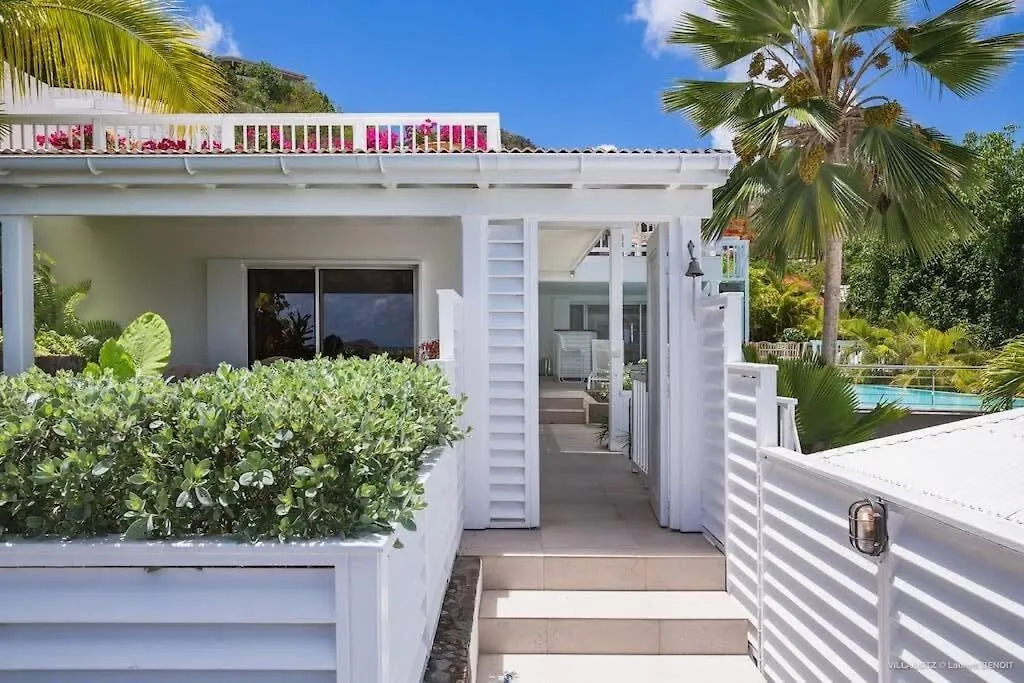 Fresh Summer Villa with Superb View of the Hills Quartier de Lorient