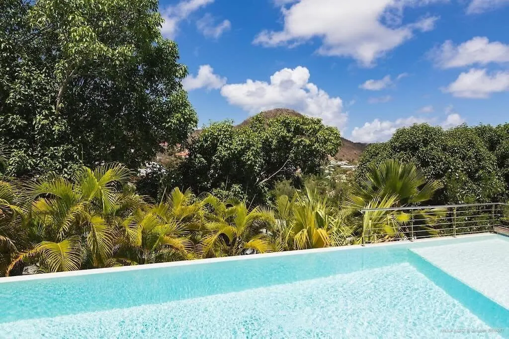 Fresh Summer Villa with Superb View of the Hills Quartier de Lorient