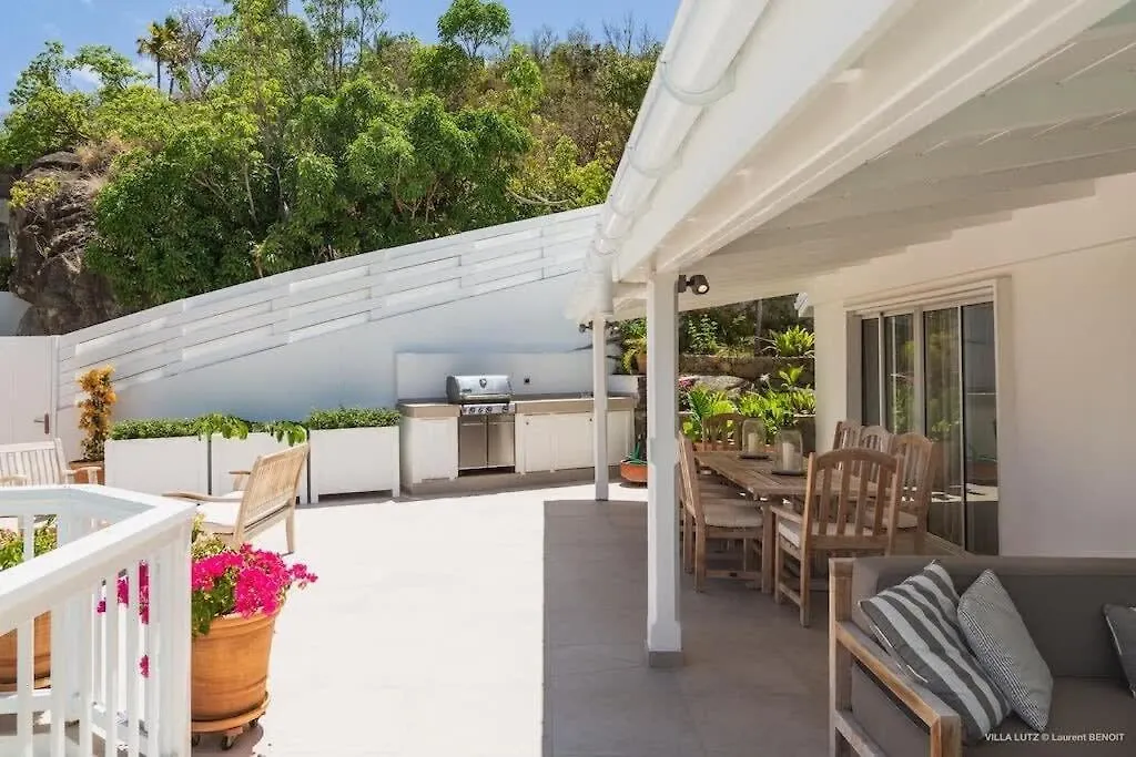 Fresh Summer Villa with Superb View of the Hills Quartier de Lorient