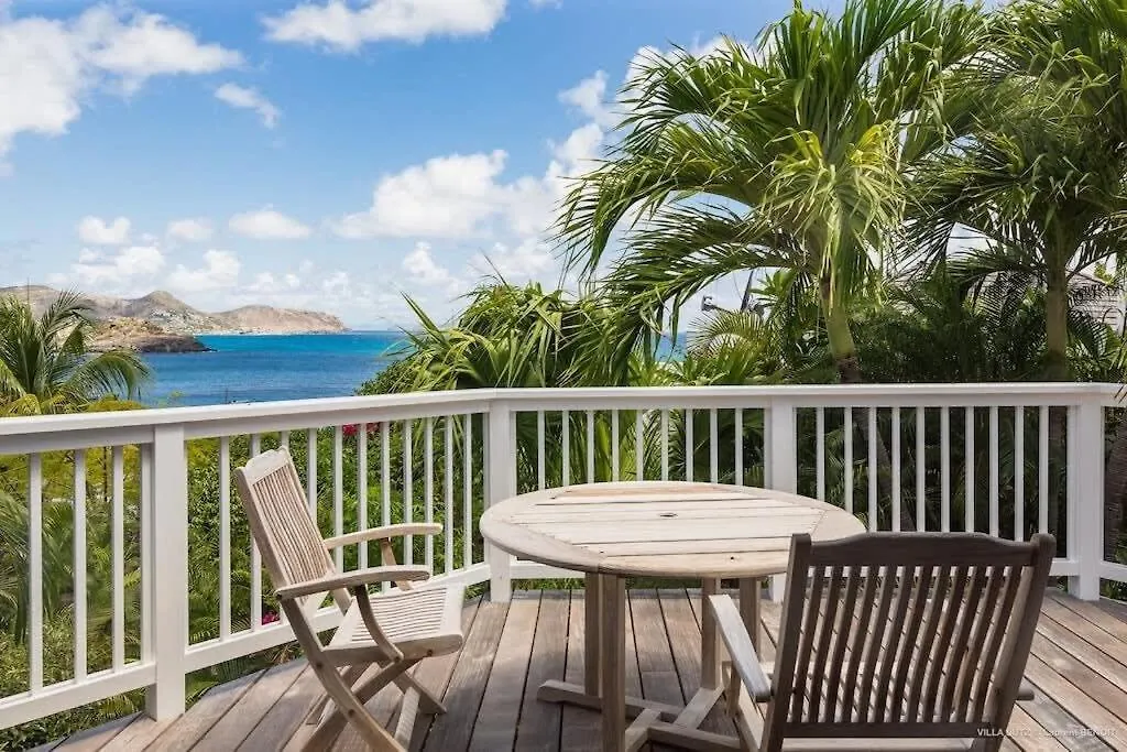 Fresh Summer Villa with Superb View of the Hills Quartier de Lorient